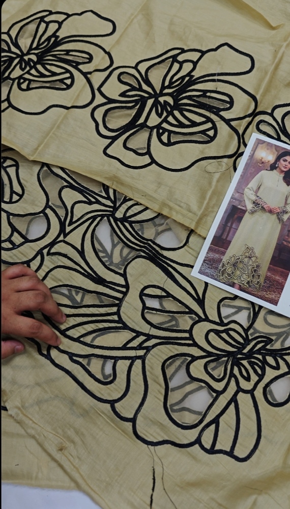 Oplus_16908288 Aneela's 2Pcs Lawn Collection - Image 1