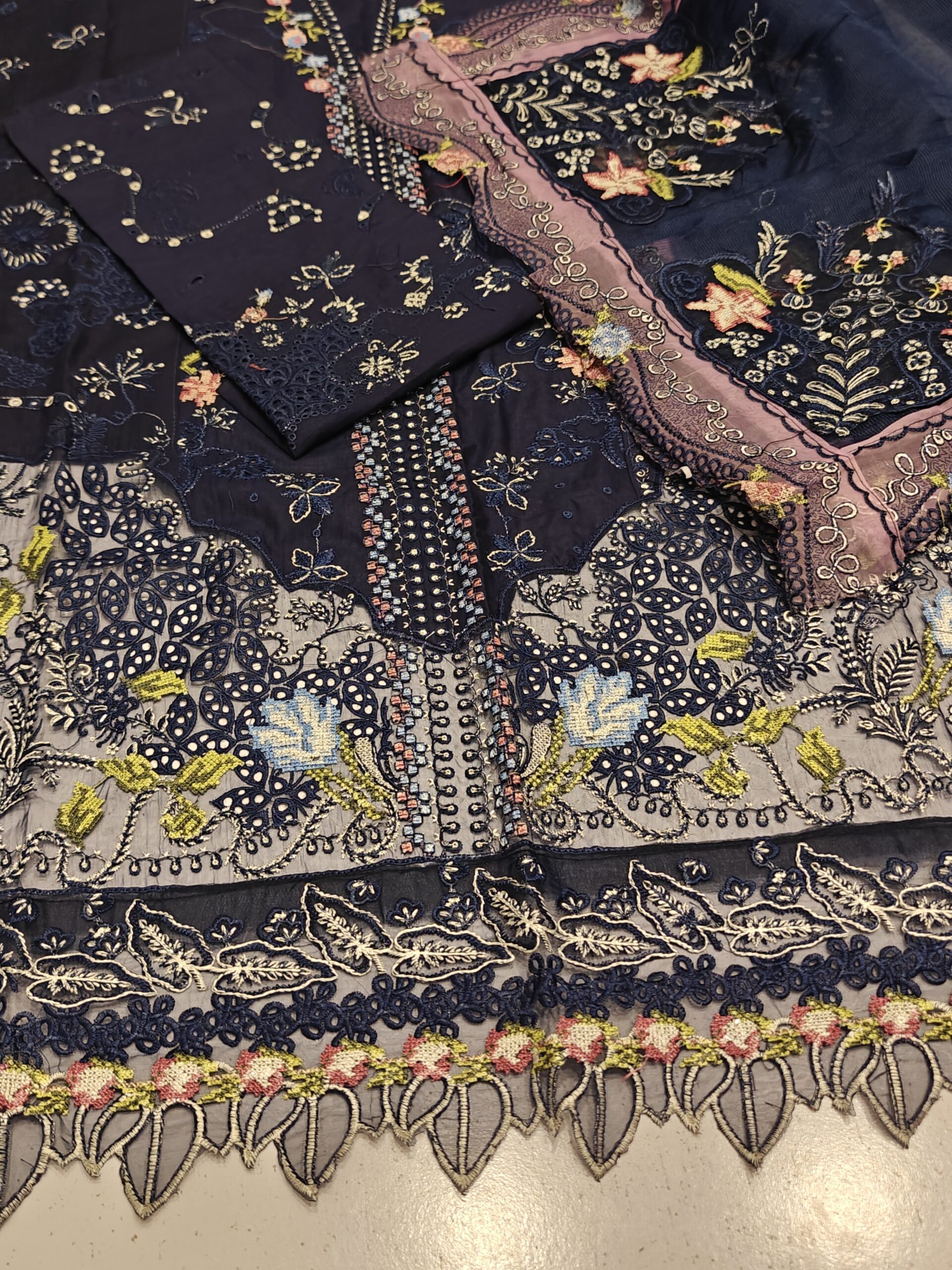 oplus_3145760 Qalamkar 3pcs Lawn Article - Image 1